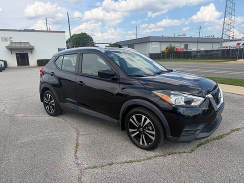 Used 2018 Nissan Kicks SV FWD image 4