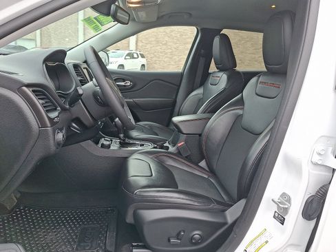 Used 2022 Jeep Cherokee Trailhawk image 14