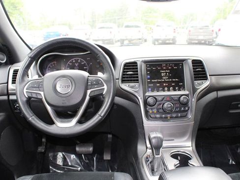 Used 2017 Jeep Grand Cherokee Altitude RWD image 15