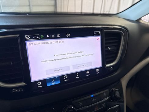 Used 2022 Chrysler Pacifica Touring-L FWD image 26