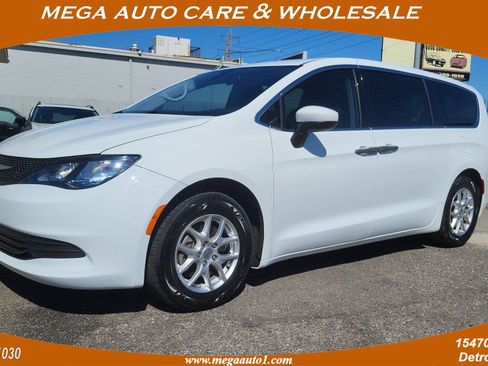Used 2020 Chrysler Voyager L FWD image 1