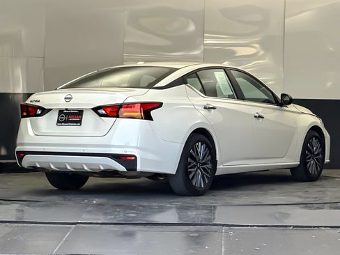 Used 2025 Nissan Altima 2.5 SV FWD image 3