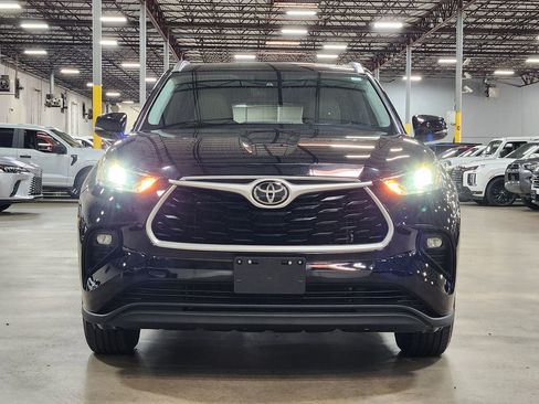 Used 2021 Toyota Highlander XLE FWD image 2