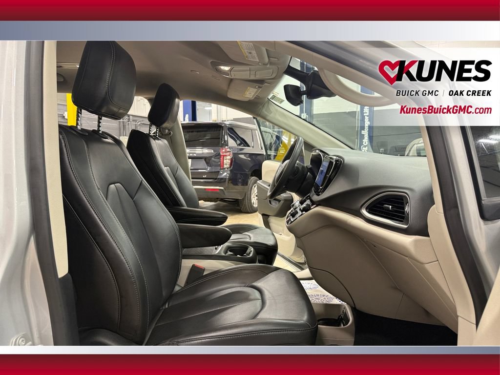 Used 2024 Chrysler Pacifica Touring-L FWD image 36