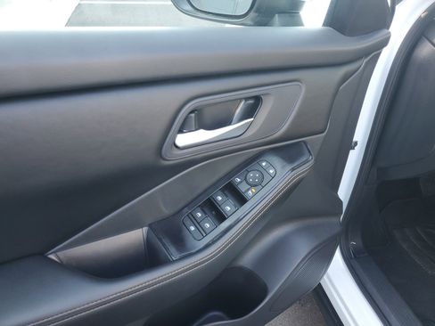 Used 2025 Nissan Rogue SV image 14