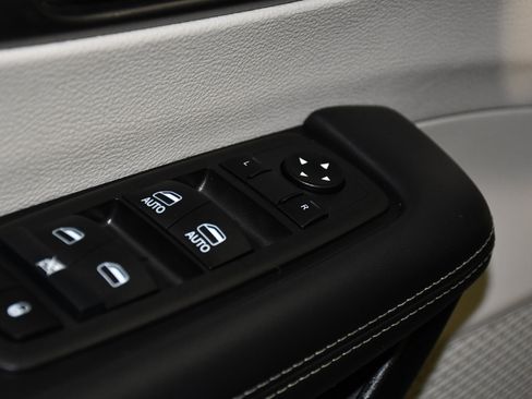 Used 2024 Chrysler Pacifica Touring-L FWD image 33
