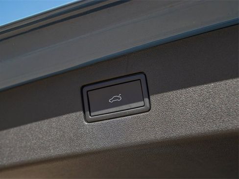 New 2025 Volkswagen Tiguan SE image 25