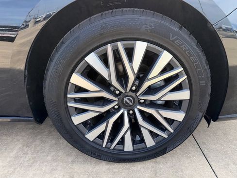 Used 2024 Nissan Altima 2.5 SV FWD image 13