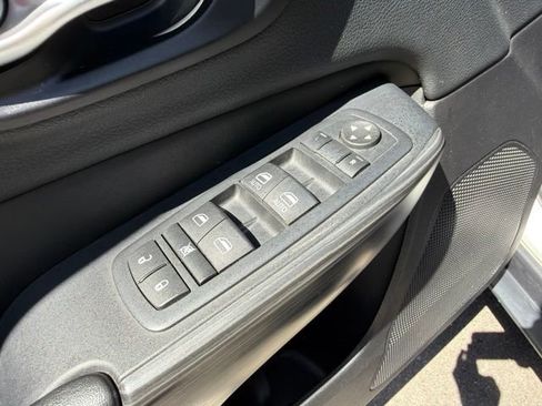 Used 2016 Jeep Cherokee Trailhawk AWD/4WD image 19