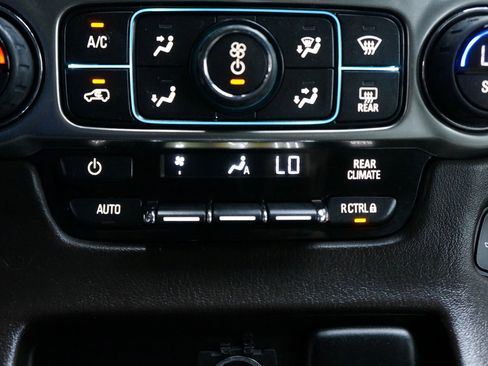 Used 2015 Chevrolet Suburban LT image 17