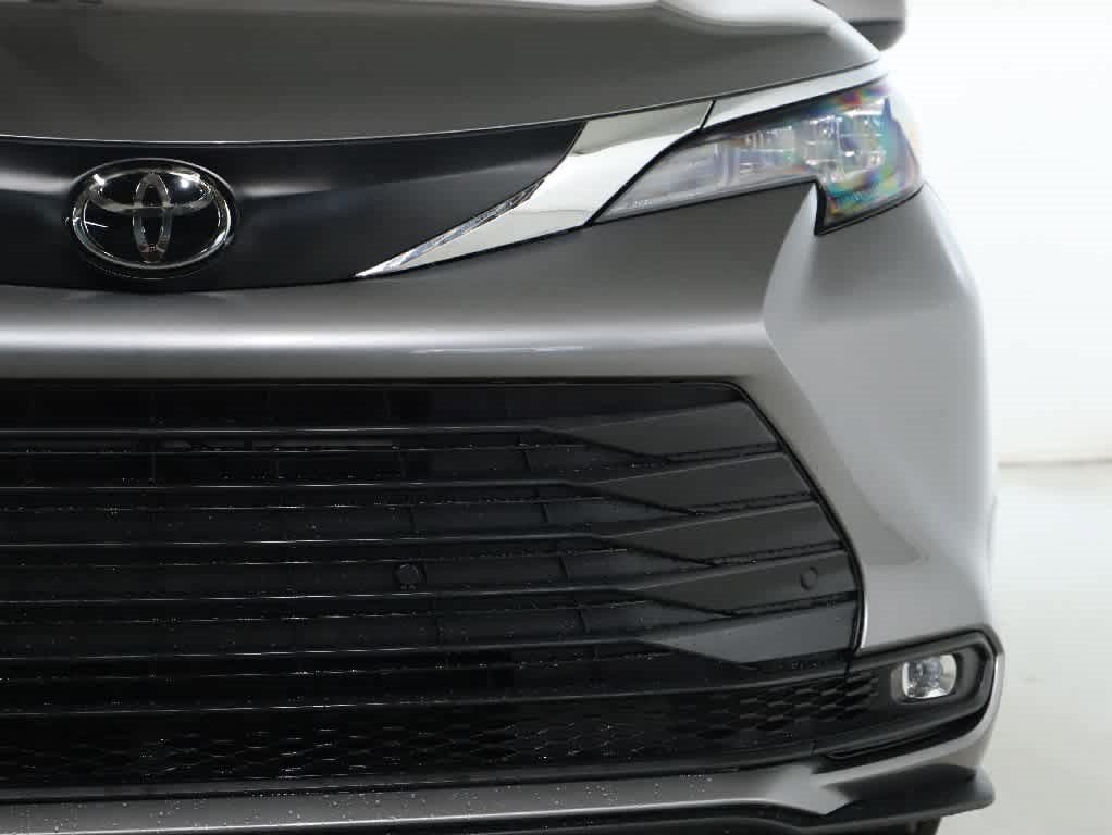 Used 2026 Toyota Sienna XLE AWD/4WD image 7