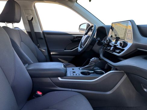 Used 2023 Toyota Highlander L image 14