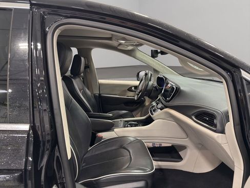 Used 2024 Chrysler Pacifica Limited w/ Trailer Tow Group image 14