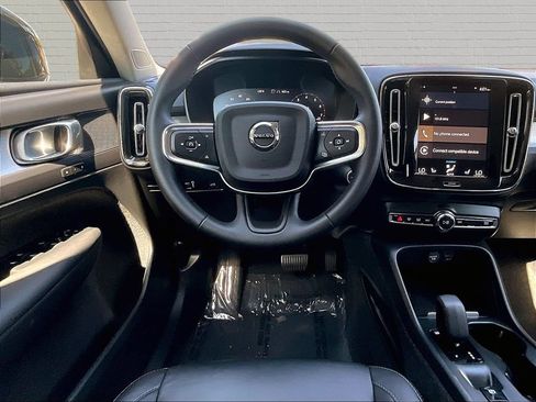 Used 2022 Volvo XC40 T5 Momentum AWD/4WD image 7