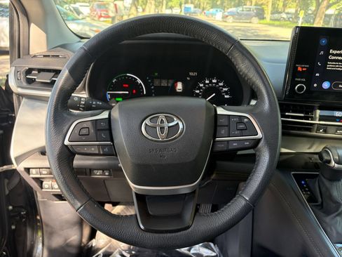 Used 2025 Toyota Sienna XLE FWD image 29