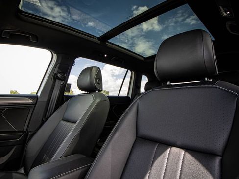 Certified 2023 Volkswagen Tiguan SE R-Line FWD image 46