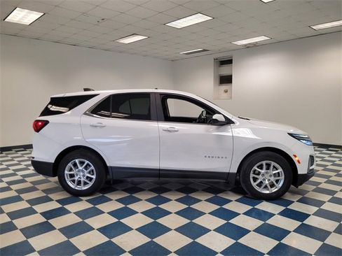 Used 2022 Chevrolet Equinox LT w/ Driver Convenience Package image 2