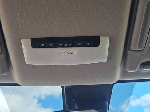 Used 2025 Nissan Versa S FWD image 31