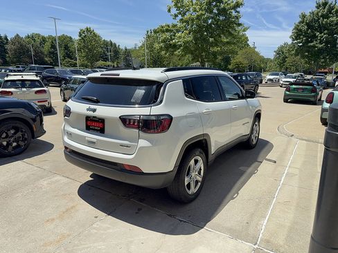 Used 2023 Jeep Compass Latitude AWD/4WD image 4