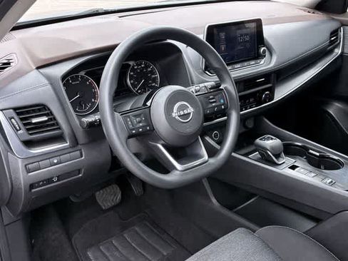Used 2023 Nissan Rogue SV FWD image 2