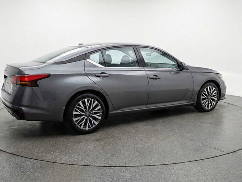 Used 2025 Nissan Altima 2.5 SV FWD image 9