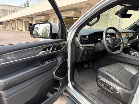 Used 2022 Jeep Wagoneer Series II w/ Premium Group I AWD/4WD image 17