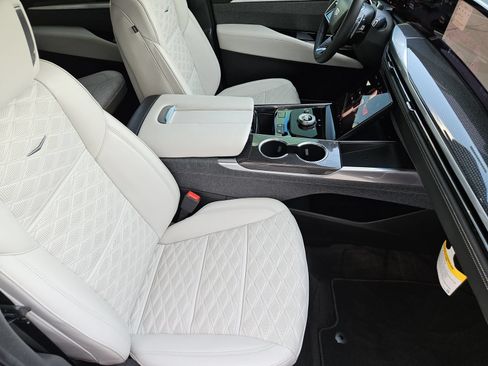 Certified 2025 Cadillac Escalade ESV V AWD/4WD image 17