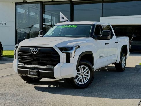 Used 2022 Toyota Tundra SR5 w/ SR5 Convenience Package AWD/4WD image 2