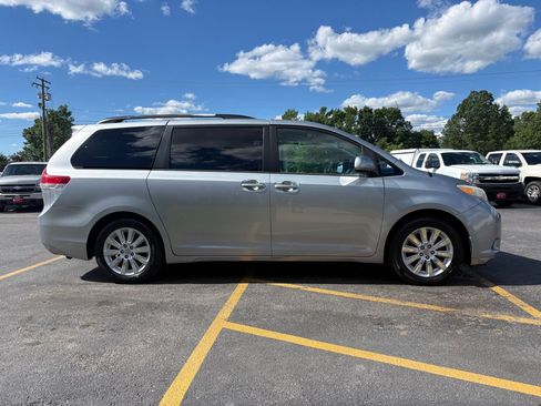 Used 2013 Toyota Sienna XLE AWD/4WD image 5