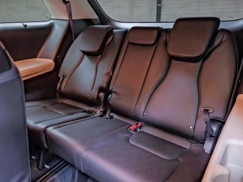 Used 2024 Kia Carnival EX image 29