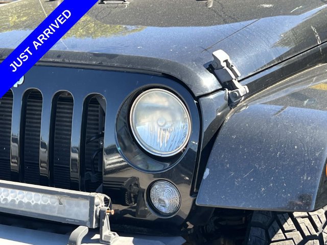 Used 2014 Jeep Wrangler Unlimited Sahara w/ Connectivity Group AWD/4WD image 8