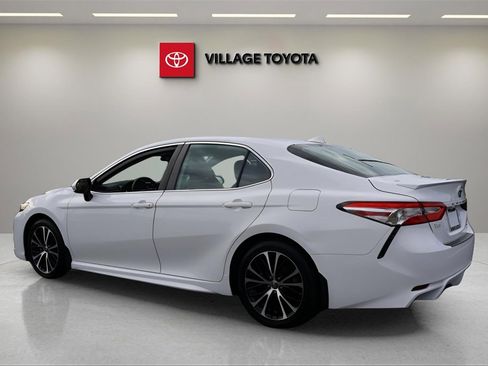 Certified 2020 Toyota Camry SE image 3