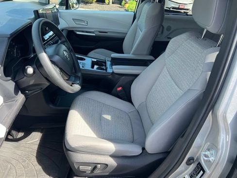 Used 2025 Toyota Sienna LE AWD/4WD image 13