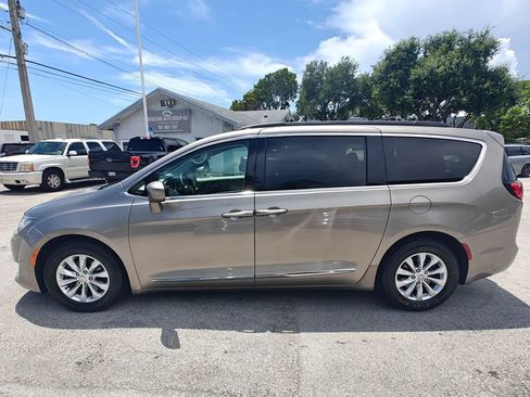 Used 2017 Chrysler Pacifica Touring-L FWD image 4