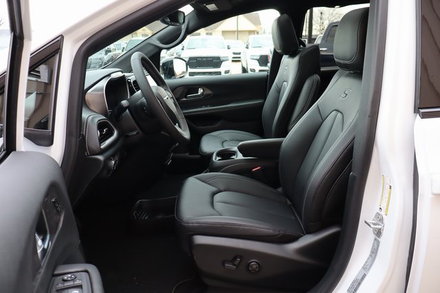 New 2026 Chrysler Pacifica Select AWD/4WD image 9
