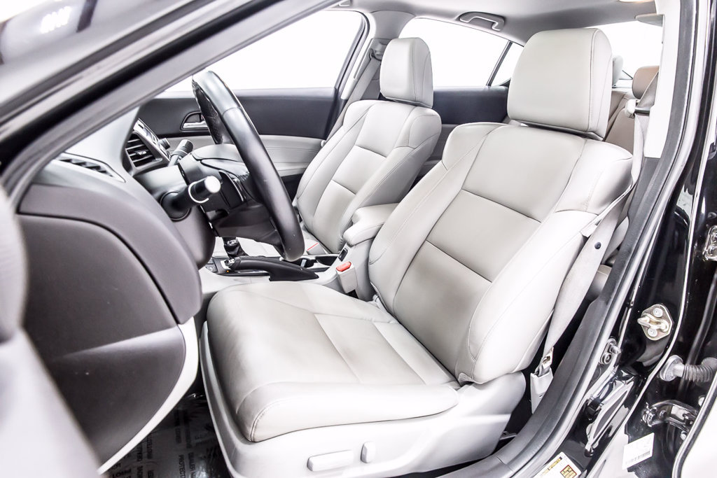 Used 2017 Acura ILX w/ AcuraWatch Plus Package FWD image 28