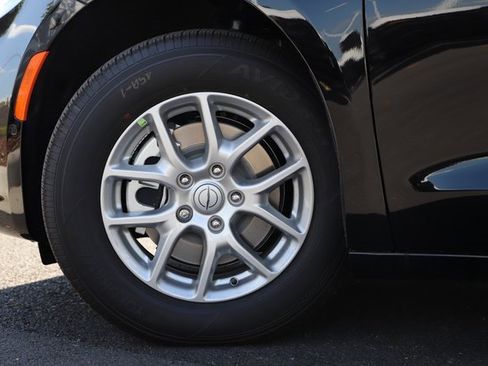 New 2026 Chrysler Pacifica Select image 3