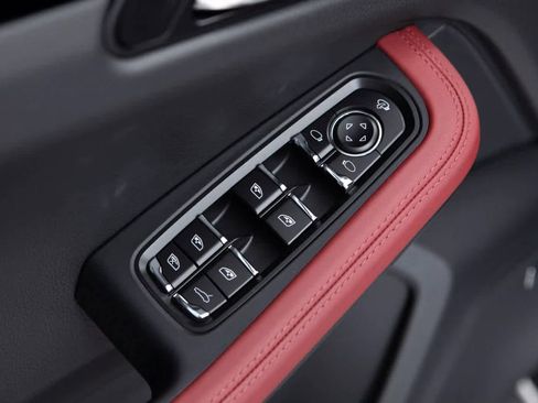 Certified 2025 Porsche Macan image 19