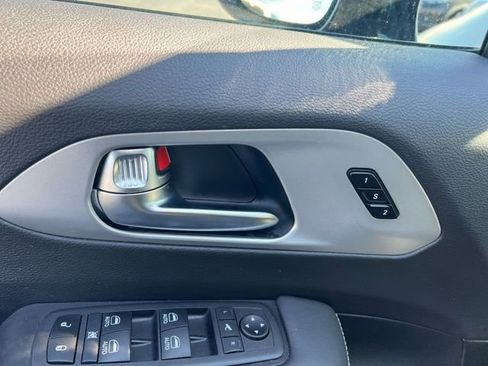 Used 2025 Chrysler Pacifica Limited image 28