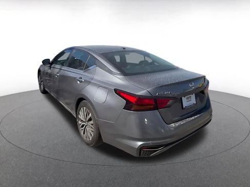 Used 2025 Nissan Altima 2.5 SV FWD image 11