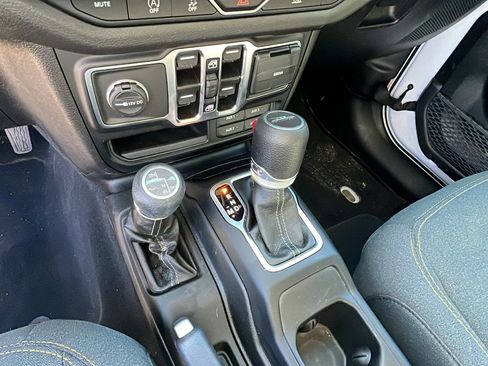 Used 2024 Jeep Gladiator Sport image 29