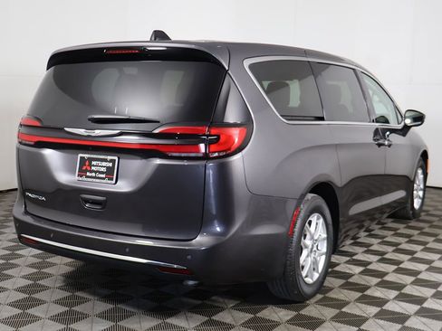 Used 2023 Chrysler Pacifica Touring-L FWD image 11