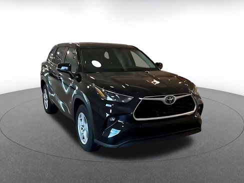 Used 2025 Toyota Highlander LE FWD image 3