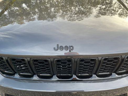 New 2025 Jeep Grand Cherokee Limited w/ Black Appearance Package image 28