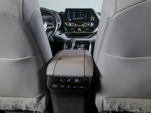 Used 2023 Toyota Highlander XLE image 23