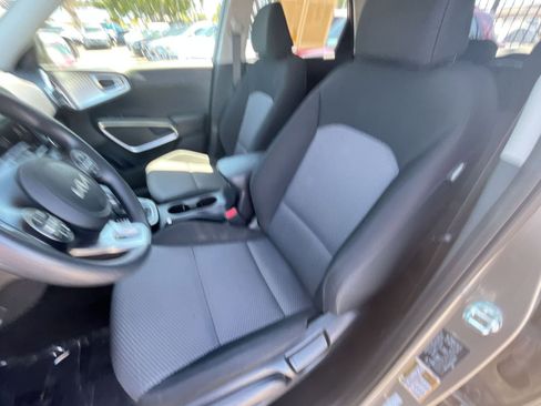 Used 2025 Kia Soul LX w/ LX Technology Package FWD image 25