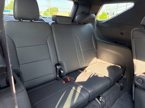 Used 2025 Chevrolet Traverse LT AWD/4WD image 36