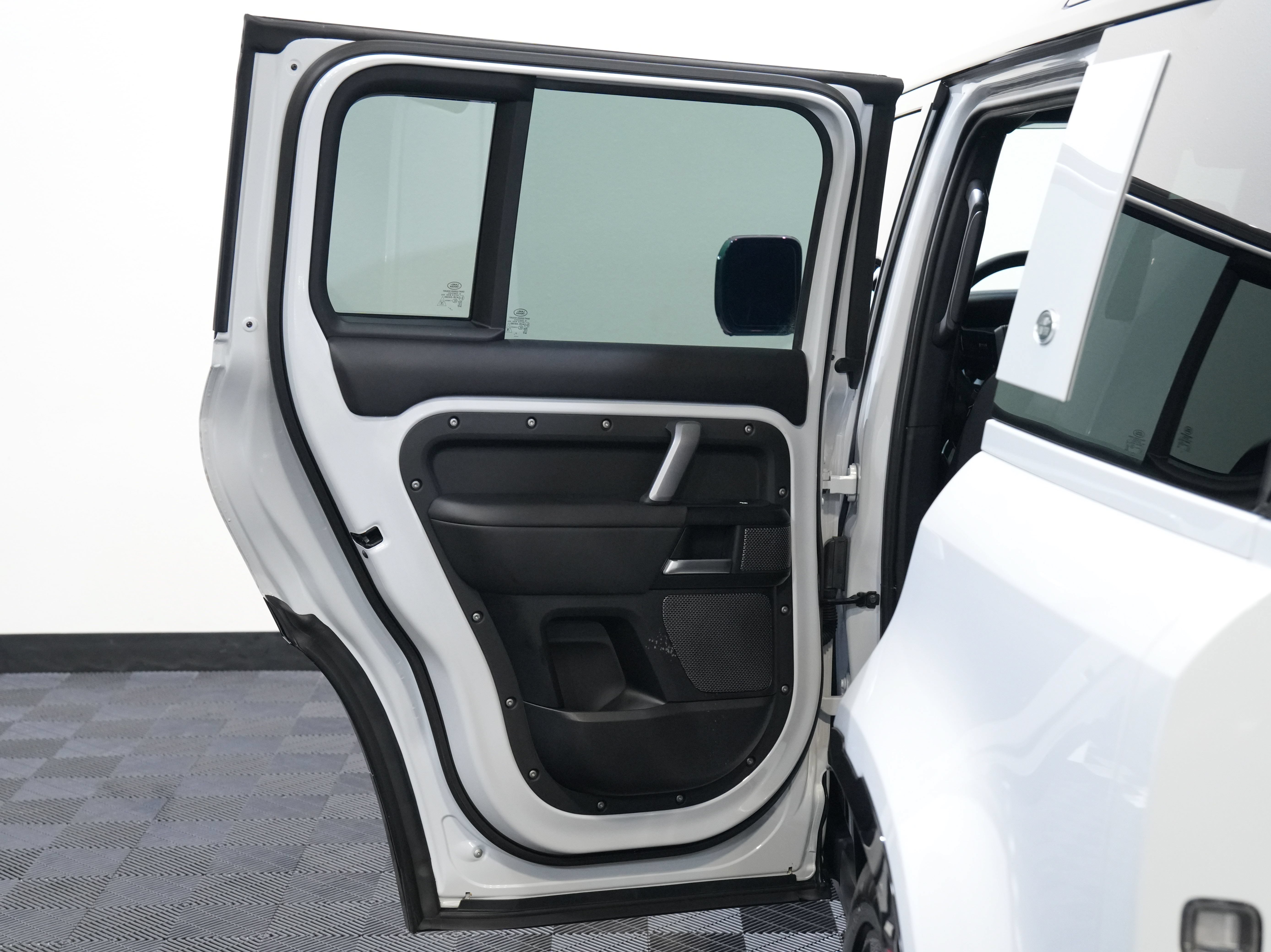 Used 2022 Land Rover Defender 110 V8 AWD/4WD image 24