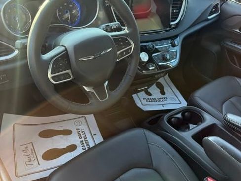 Used 2025 Chrysler Pacifica Select FWD image 12