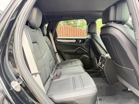 Used 2023 Porsche Cayenne Platinum Edition AWD/4WD image 27